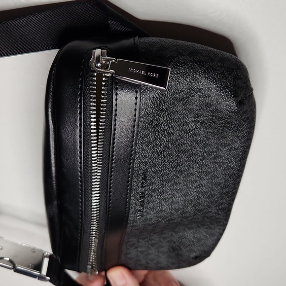 NWT MICHAEL KORS Unisex belt bag monogram Black/Gray - Picture 2 of 2